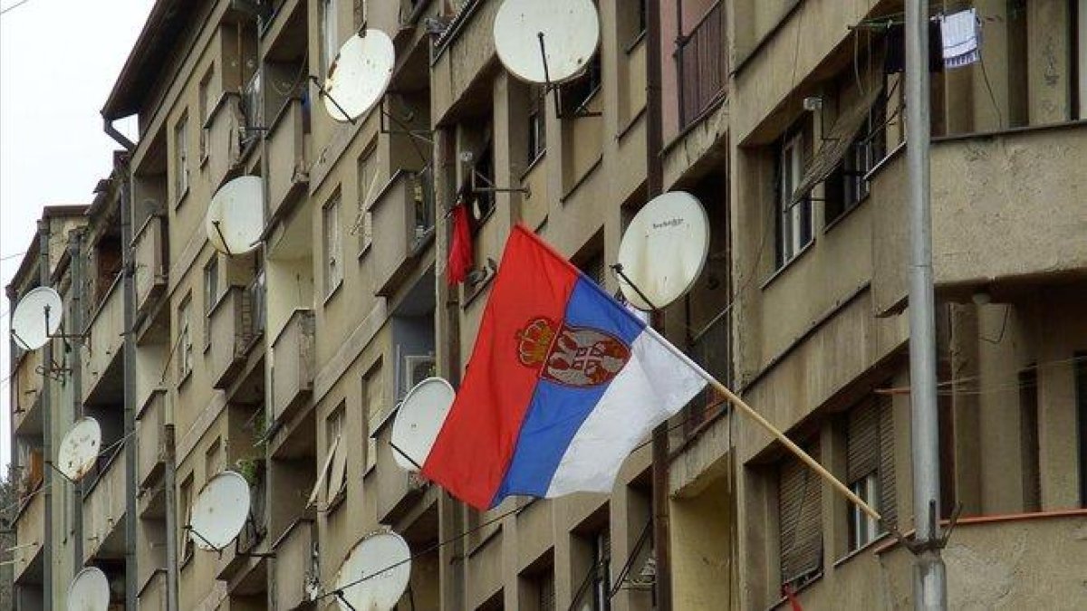 Un edificio con la bandera de Kosovo.-JORDI CORACHAN