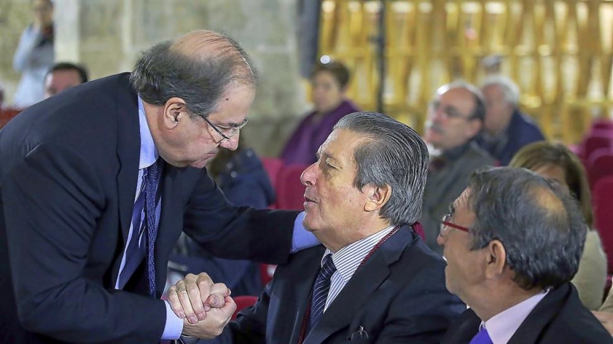 El presidente Herrera saluda a Federico Mayor Zaragoza en presencia del alcalde de Villalar.-ICAL
