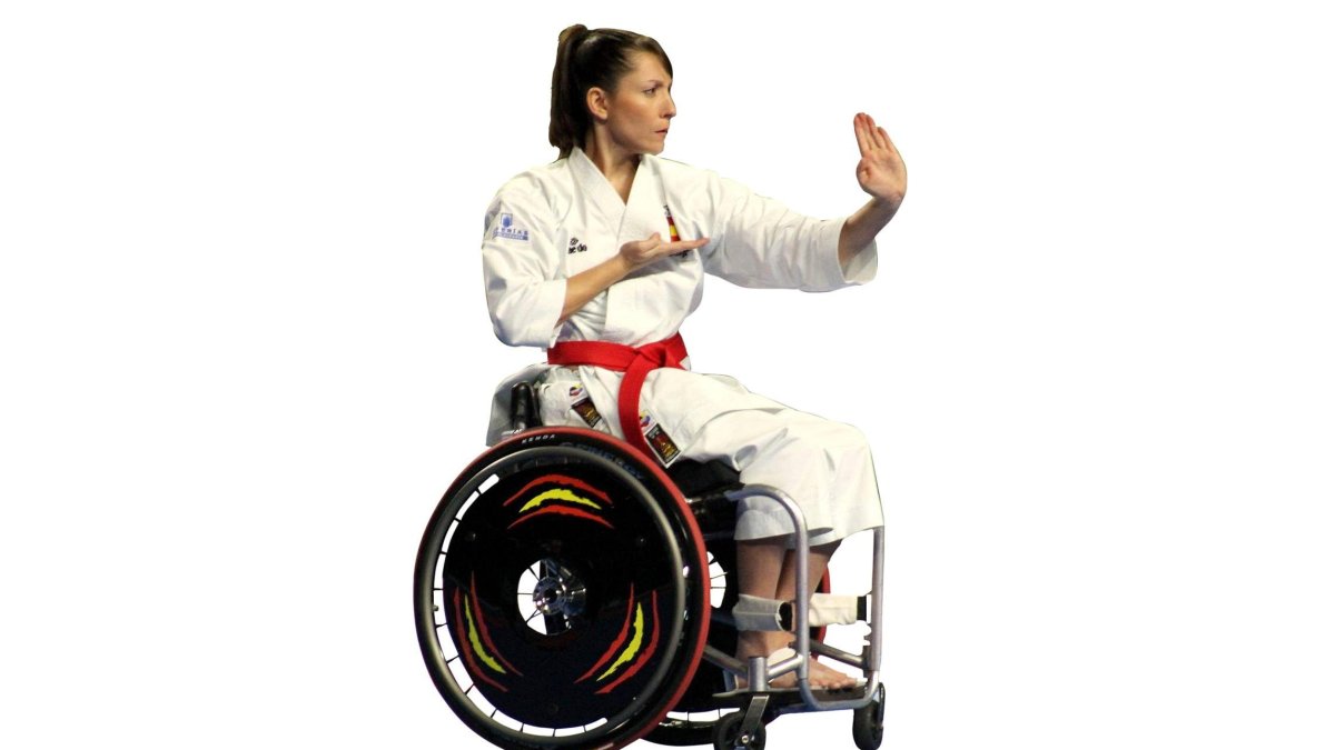La parakarateca realiza la kata con la que consiguió el oro en el Campeonato del Mundo.-E.M.