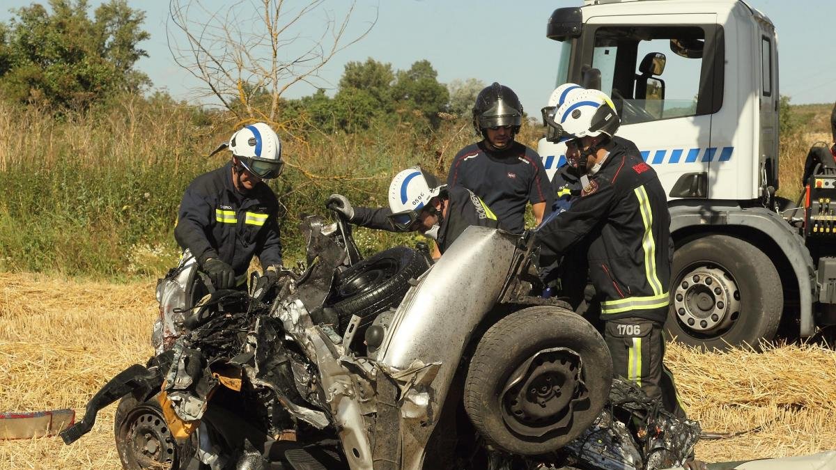 Los bomberos trabajan en vehículo siniestrado.-G. GONZÁLEZ