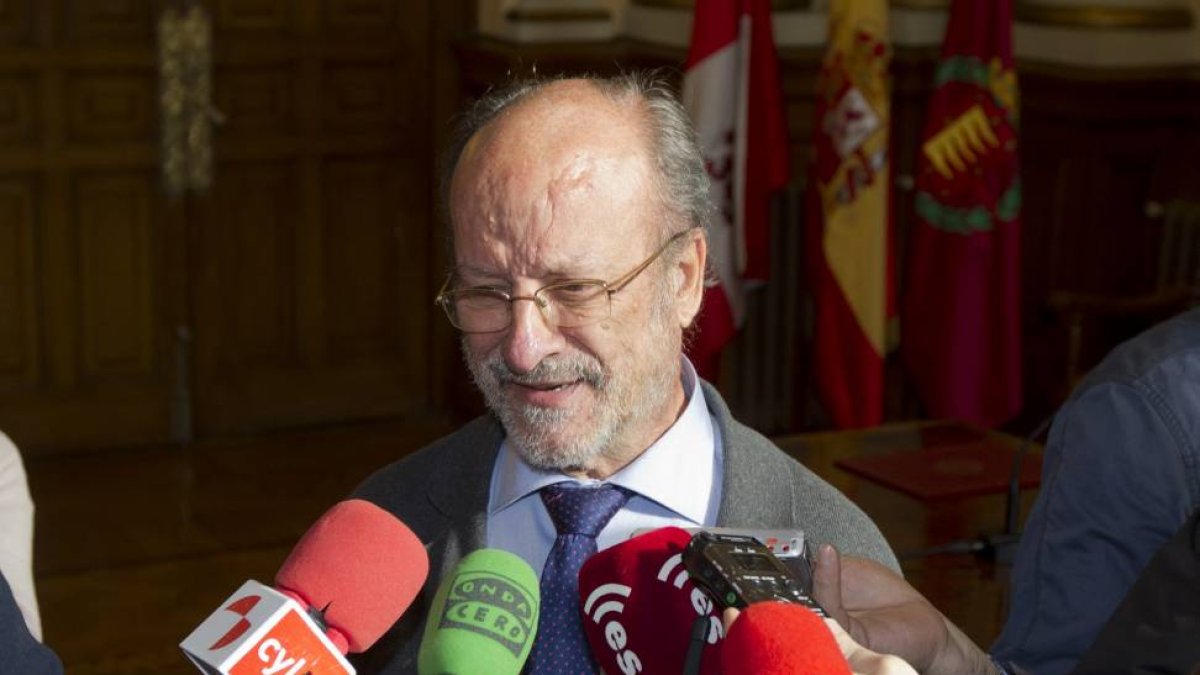 El alcalde de Valladolid, Francisco Javier León de la Riva, atiende a los medios en el Ayuntamiento-J.M.Lostau