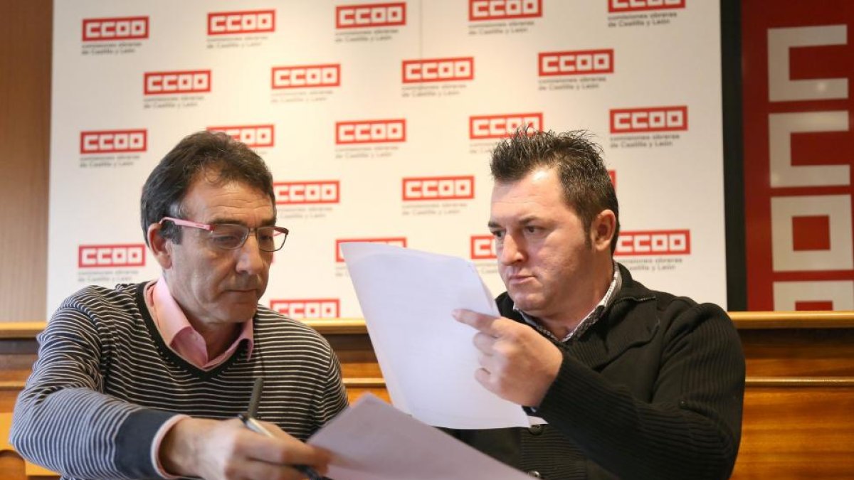 El secretario autonómico de CCOO, Ángel Hernández, firma un convenio con el presidente del Cermi de Castilla y León, Francisco Sardón-Ical
