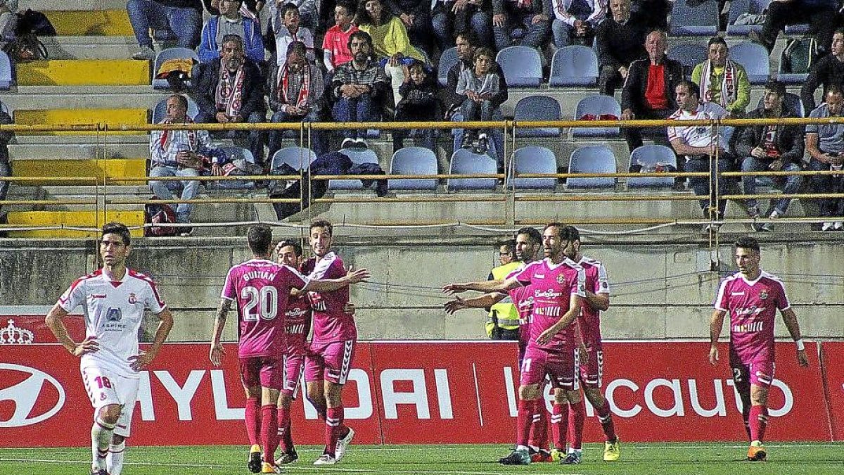 Los jugadores del Valladolid celebran el gol de Anuar, felicitado por Ángel y Guitián.-ICAL