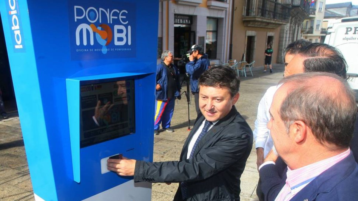El alcalde de Ponferrada, Samuel Folgueral (I), y el concejal de Movilidad Ciudadana, Aníbal Merayo (D), durante la presentación del nuevo servicio municipal de préstamo de bicicletas-Ical