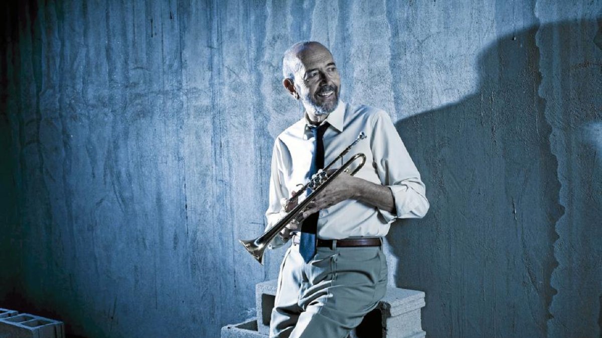Miguel Rellán en su papel de trompetista de jazz en ‘Novecento’.-EL MUNDO