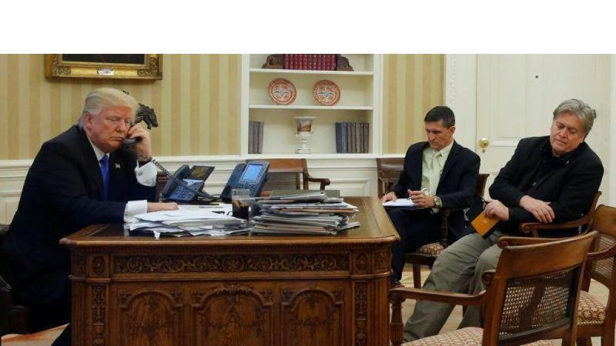 Bannon, a la derecha, en el despacho oval.-JONATHAN ERNST / REUTERS
