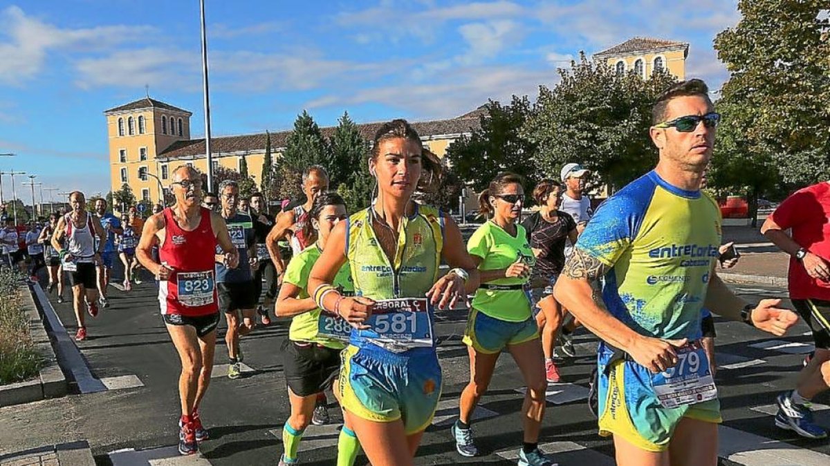 Los corredores, por la Avenida de Salamanca tras dejar atrás el Monasterio de Prado.-MONTSE ÁLVAREZ