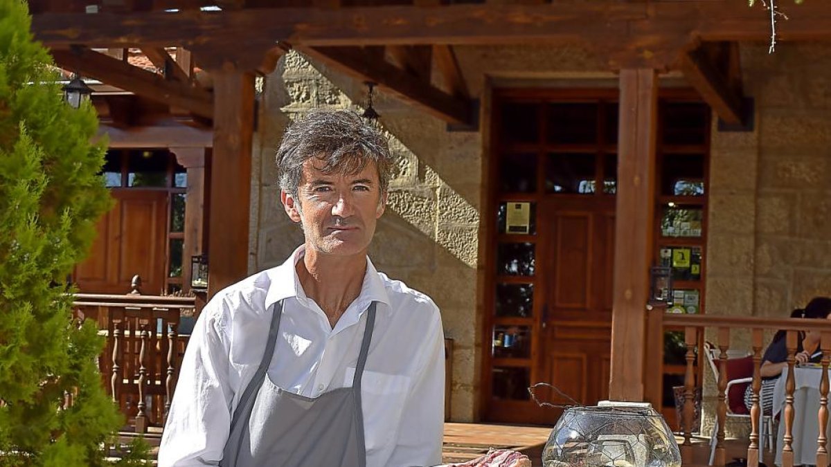 José Luis Velayos, a la entrada del establecimiento cebrereño, con un chuletón de Carne de Ávila.-ARGICOMUNICACIÓN