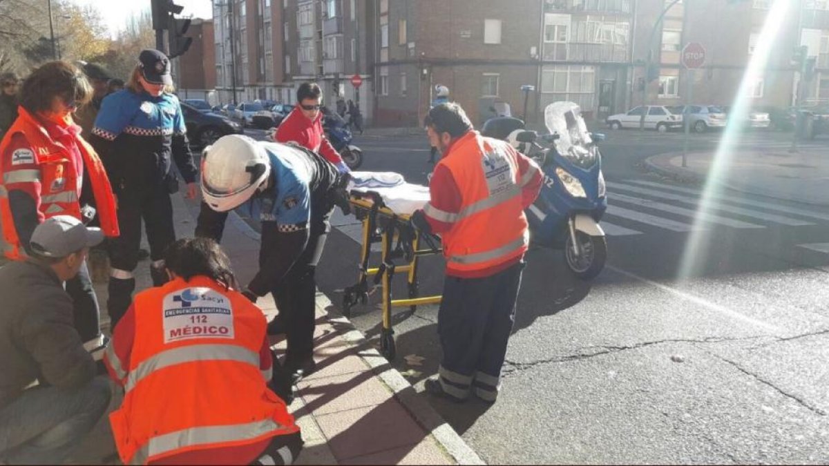 Policía y sanitarios asistiendo a los heridos.-Imagen escogida del Twitter de @PoliciaVLL