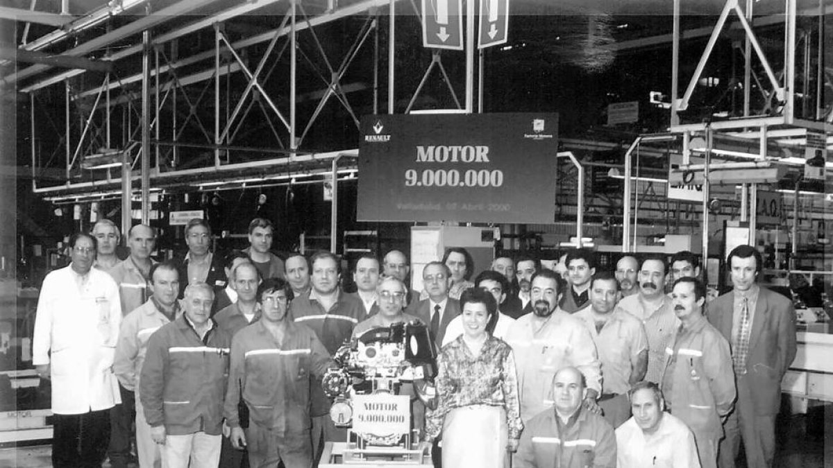 Los trabajadores de motores de Valladolid celebran la fabricación del motor número nueve millones en 2000-E.M