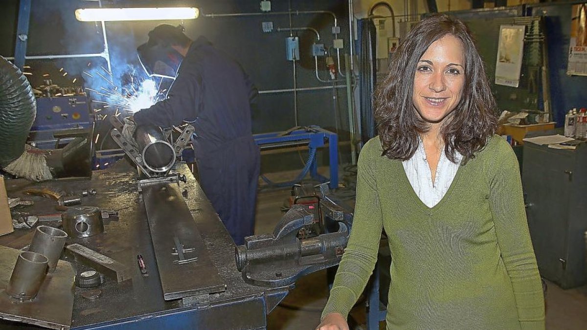 Elena Becoechea, gerente de Cicrosa, posa en la fábrica de cilindros hidráulicos.-MANUEL BRÁGIMO