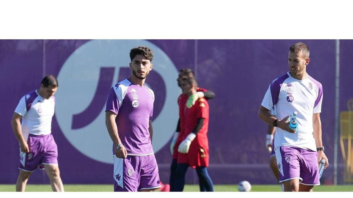 Raúl Moro, en su primer entrenamiento con el real Valladolid. / J. M. LOSTAU