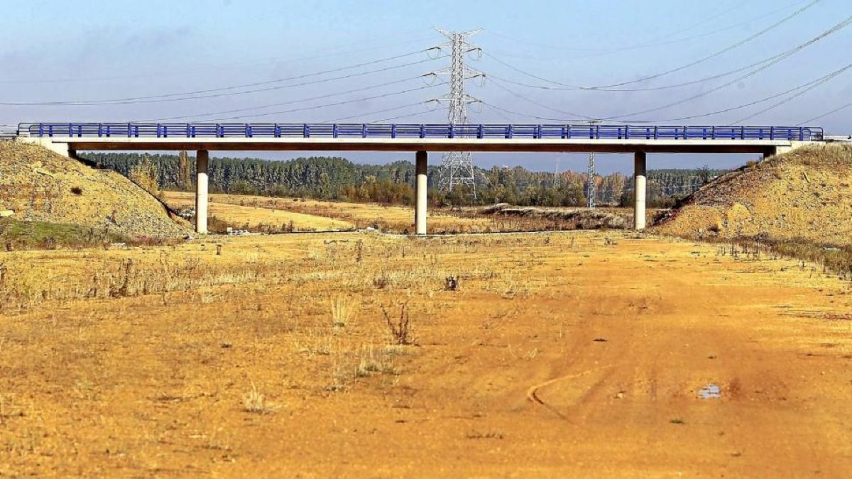Obras paradas en el tramo de la A-60 entre León y Santas Martas-J. M. LOSTAU