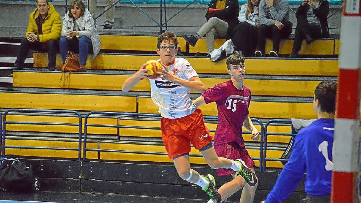Un cadete de Castilla y León se eleva desde el extremo.-VÍCTOR VÁZQUEZ / FCYLBM