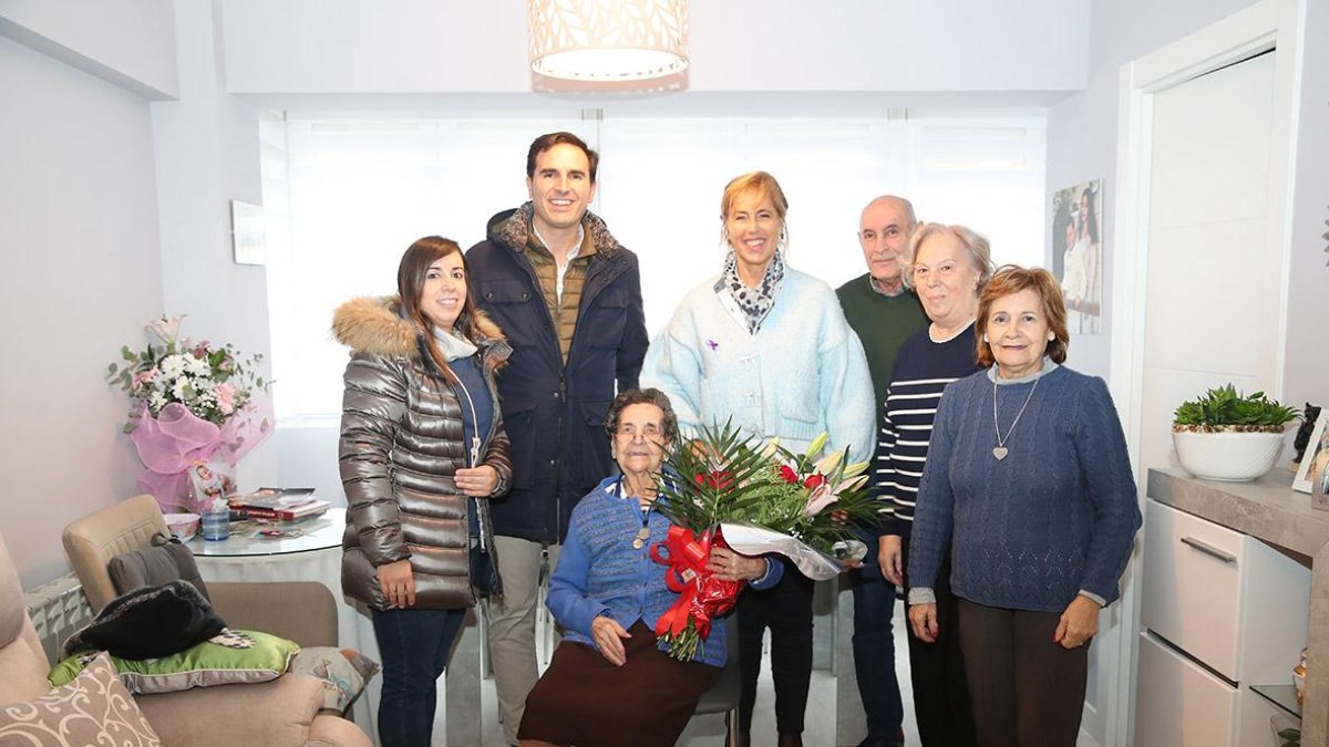 El Alcalde de Medina del Campo, y la Concejal de servicios sociales felicitan a Emiliana Nieto Casado que celebra este martes su 100 cumpleaños - E.M.