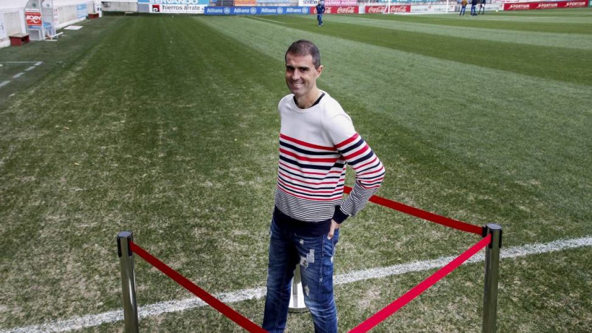 Gaizka Garitano posa sobre el césped de Ipurua en su etapa al frente del Éibar.-Araba Press