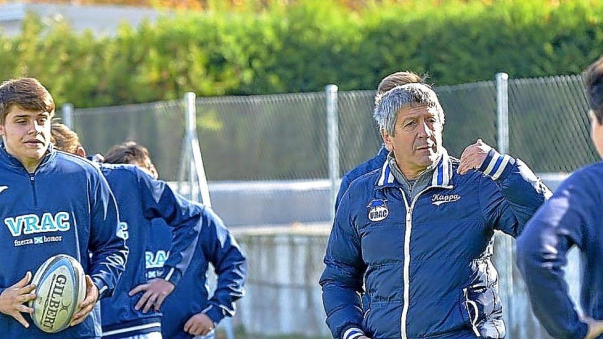 Mario Barandiaran dirige al equipo sub 16 del VRAC Quesos Entrepinares.-JCR