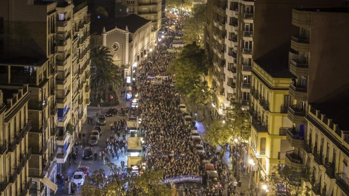 La patronal, los principales sindicatos, los partidos -salvo el PP- y unas 200 organizaciones sociales se han manifestado por una mejor financiación autonómica en Valencia.-MIGUEL LORENZO