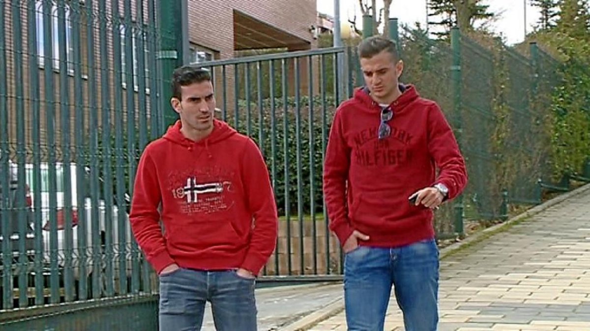 Los jugadores blanquivioleta Alfaro y Villar abandonan la residencia de jugadores tras la reunión.-LA 8 RTVCYL
