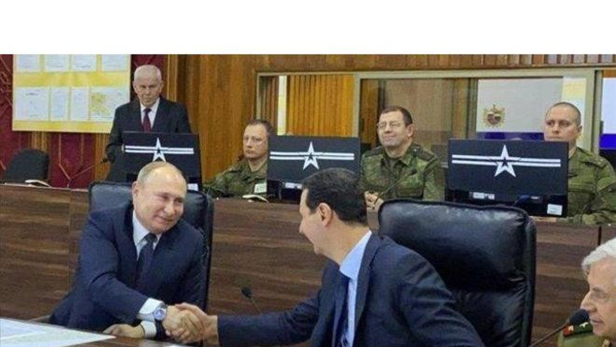Vladímir Putin da la mano a Bashar el Asad durante su visita a Damasco.-PRESIDENCIA SIRIA