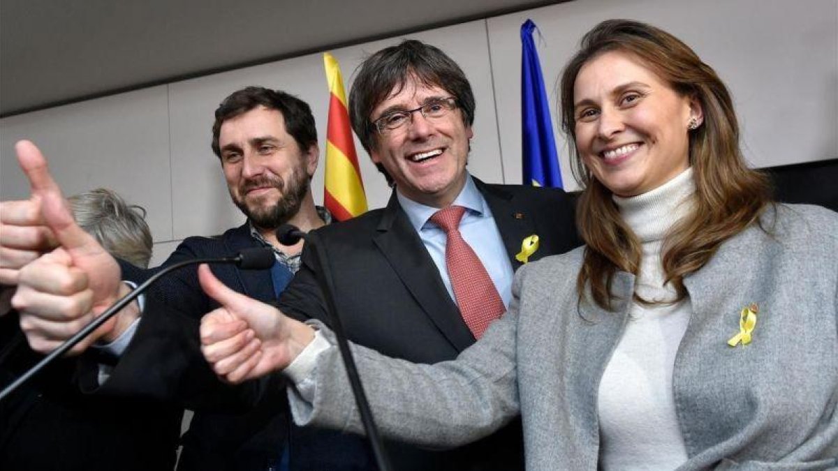 Comín, Puigdemont y Serret, el pasado mes de diciembre en Bruselas.-AFP / JOHN THYS