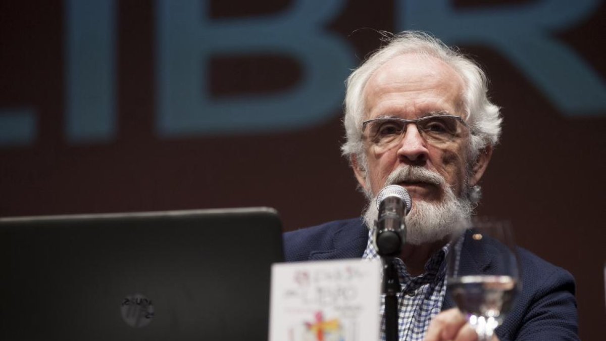 El humorista gráfico Antonio Fraguas, más conocido como Forges, realiza el pregón inaugural de la 49 Feria del Libro de Valladolid.-ICAL