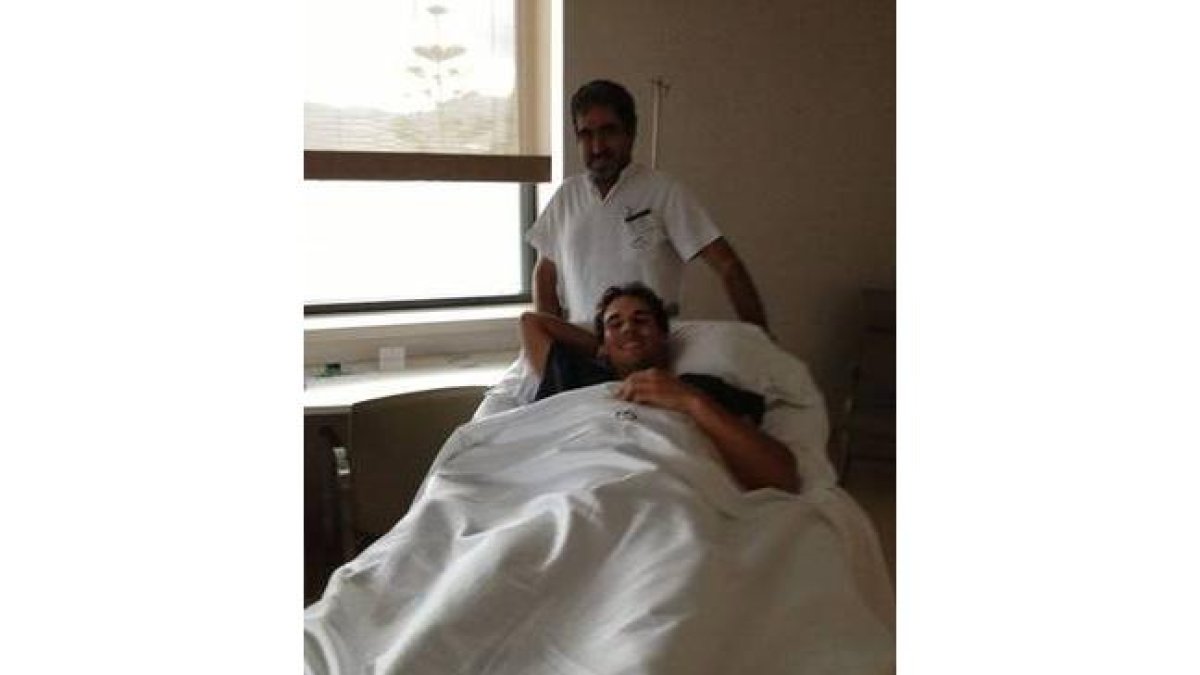 La fotografía que Rafael Nadal ha colgado en las redes sociales, en la que se ve al tenista en una camilla camino del quirófano.-