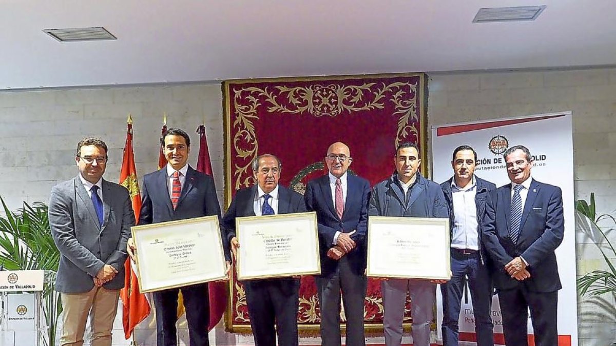 Roberto Díez, Roberto Sanz, Gregorio Martín, Jesús Julio Carnero, Raúl Gómez, Rafael Gómez y Pablo Martín ayer, en la foto de familia de los premiados.-EL MUNDO