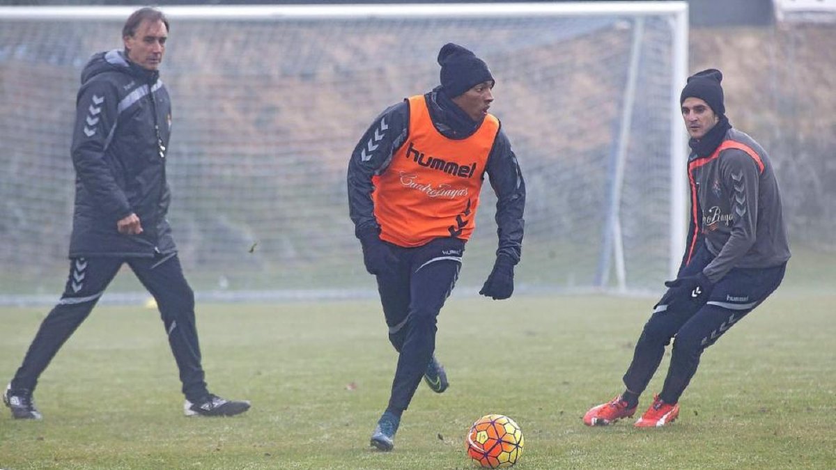 Mojica otea el panorama para dar un pase, durante el entrenamiento del martes.-Pablo Requejo