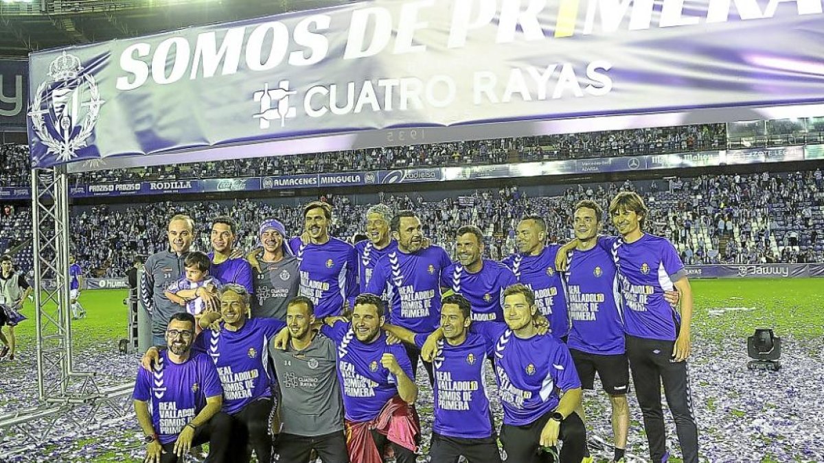 SergioGonzález (arriba, sexto por la izquierda) celebra el ascenso con los componentes del equipo técnico y asistentes delRealValladolid.-ROBERTOFERNÁNDEZ