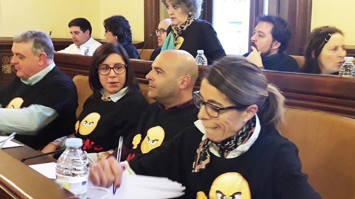 Concejales del Ayuntamiento de Ávila con las camisetas de protesta contra el incumplimiento de la compañía.-ANTONIO GARCÍA
