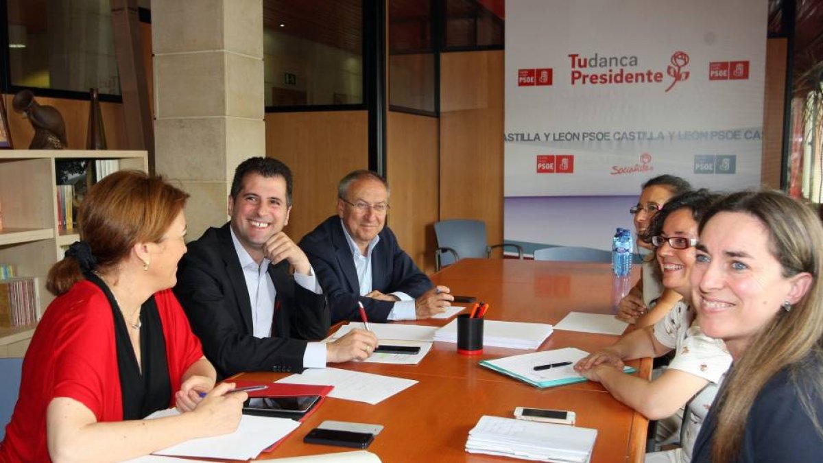Reunión de Trabajo del secretario general del PSOE de Castilla y León, Luis Tudanca con representantes de la Confederación de Federaciones de AMPAS de Centros Públicos de Castilla y León (Confapacal), sobre la situación de los comedores escolares-ICAL