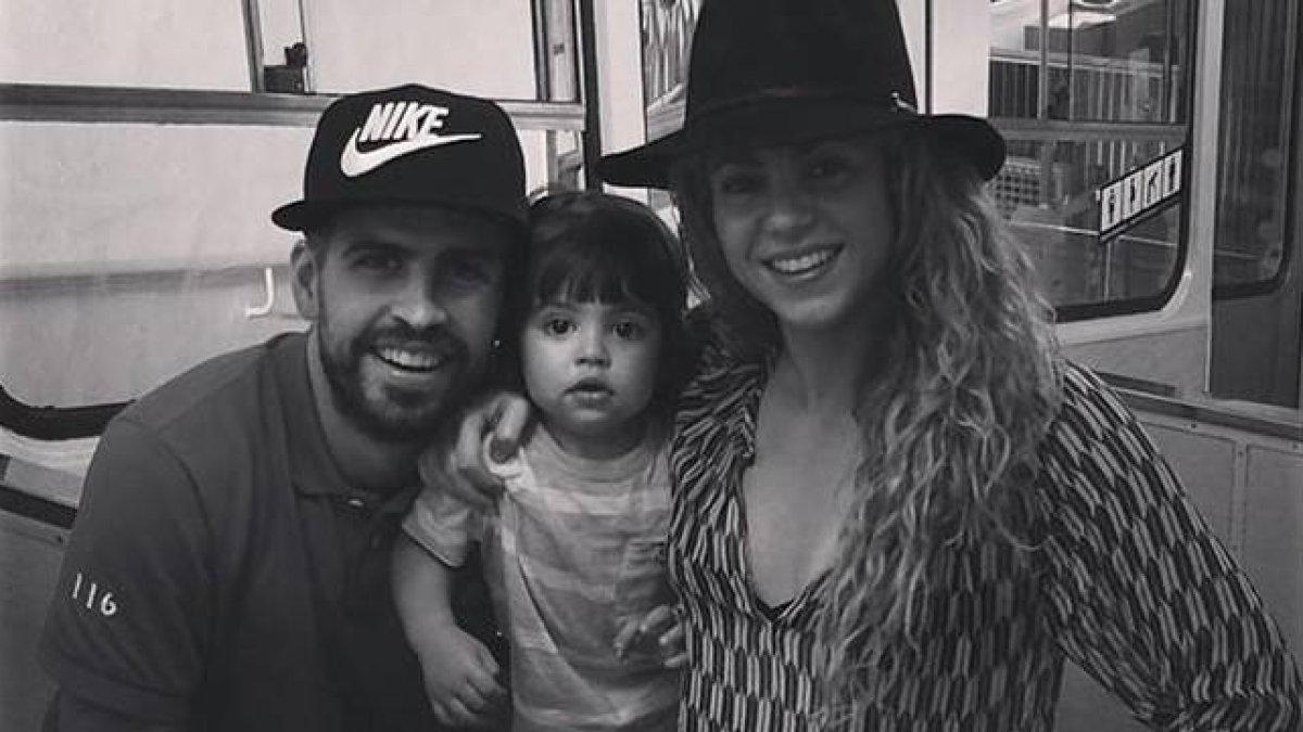 Piqué y Shakira flanquean a su hijo Milan durante su trayecto en el funicular del Tibidabo.-