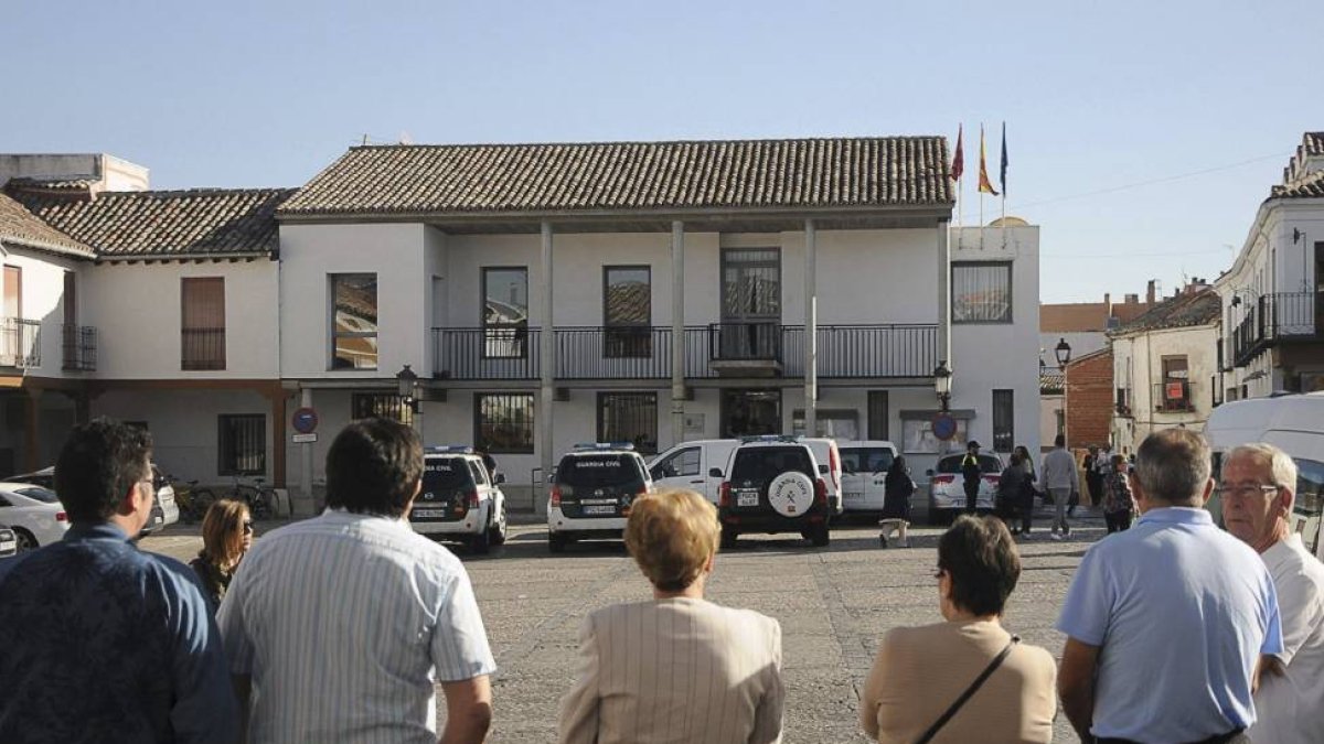 La Guardia Civil, ante el Ayuntamiento de Valdemoro (Madrid)-Efe