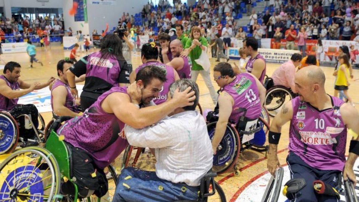 Jugadores y técnicos celebran el único título de Liga conseguido por el club morado.-