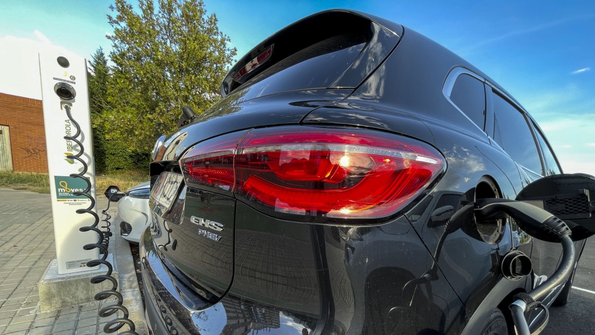 Un vehículo híbrido enchufable en un punto de carga de la provincia de Valladolid. M. Á. SANTOS / PHOTOGENIC