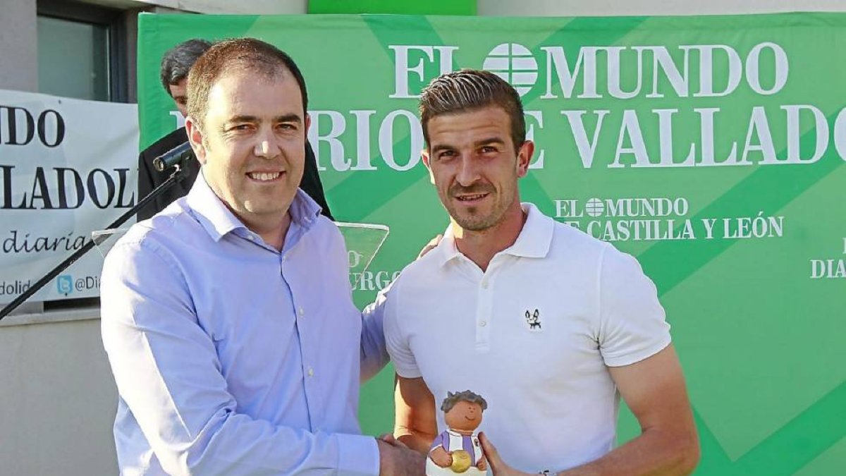 Javi Varas, portero del Real Valladolid, y Vicente Orihuela, director gerente de las bodegas Cuatro Rayas.-J.M. Lostau