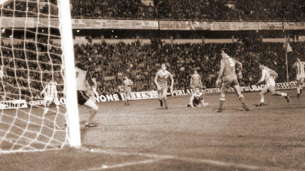 Jorge bate a Zubizarreta en el Valladolid-Athletic que inauguró el nuevo Zorrilla el 20 de febrero de 1982.-E.M.