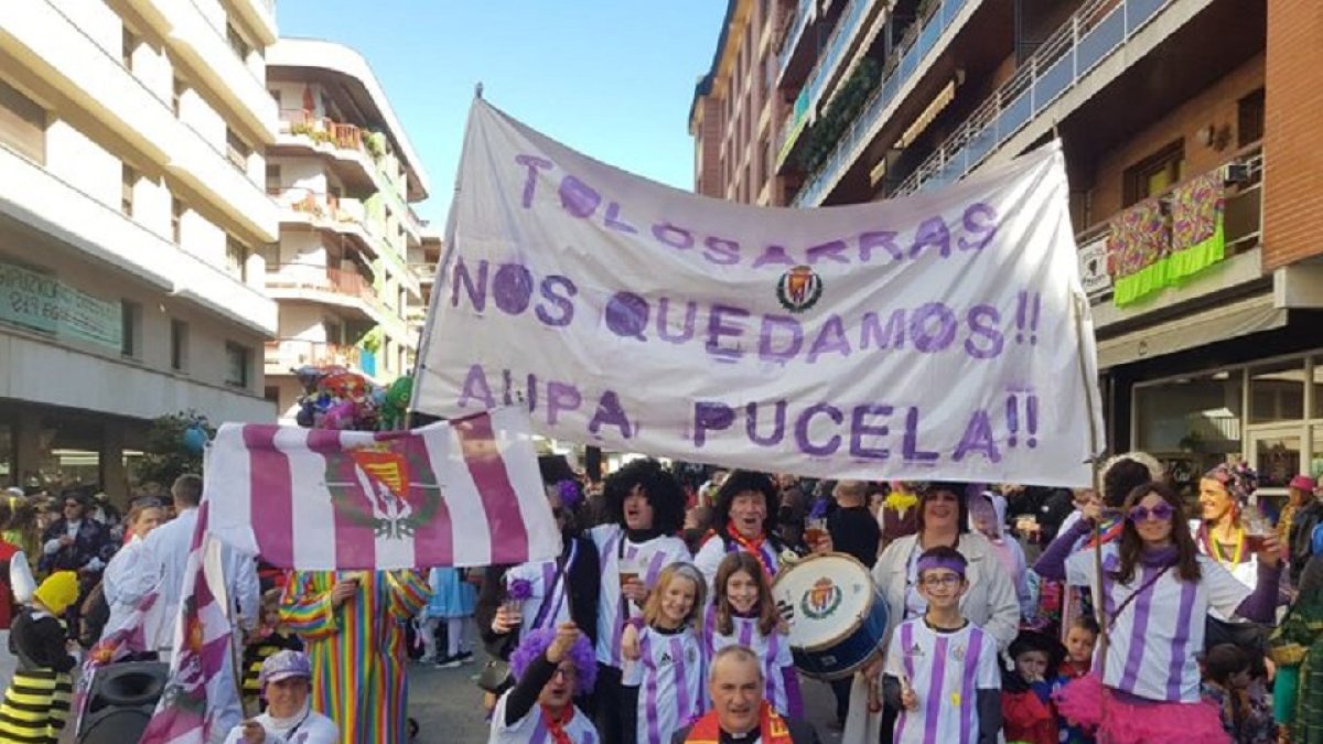 Vecinos del pueblo de Tolosa, disfrazados del Real Valladolid. / TWITTER