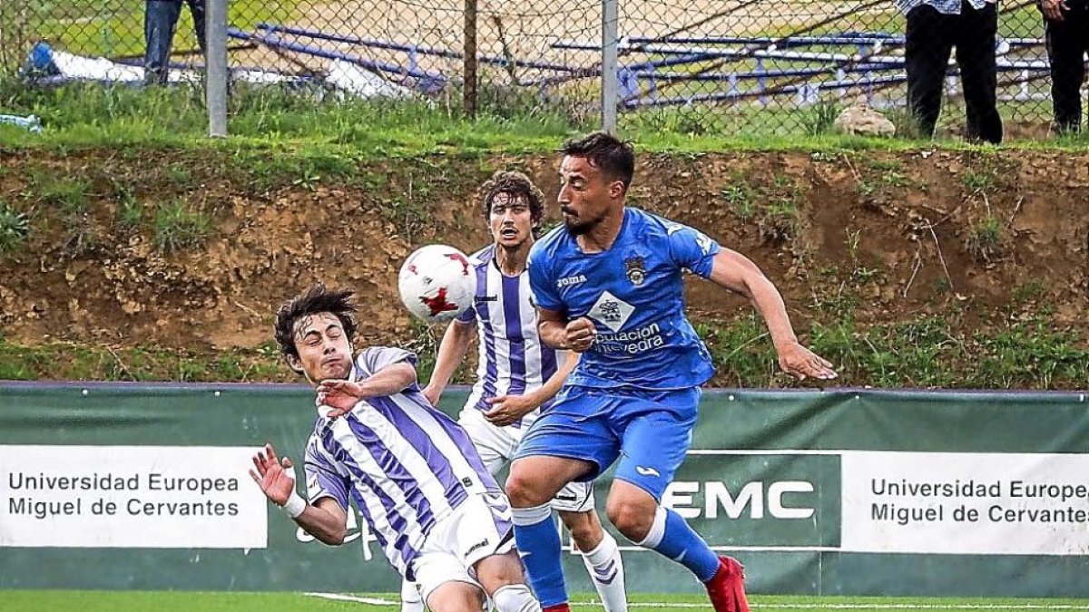 Apa intenta frenar a un jugador del Pontevedra ante la mirada de Mario.-M. Á. S.