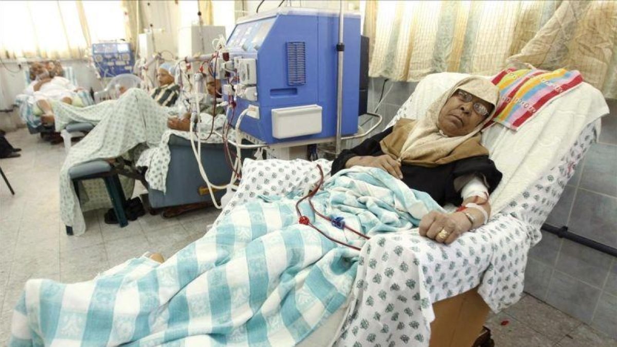 Una paciente de diálisis en un hospital de Gaza.-REUTERS / IBRAHEEM ABU MUSTAFA