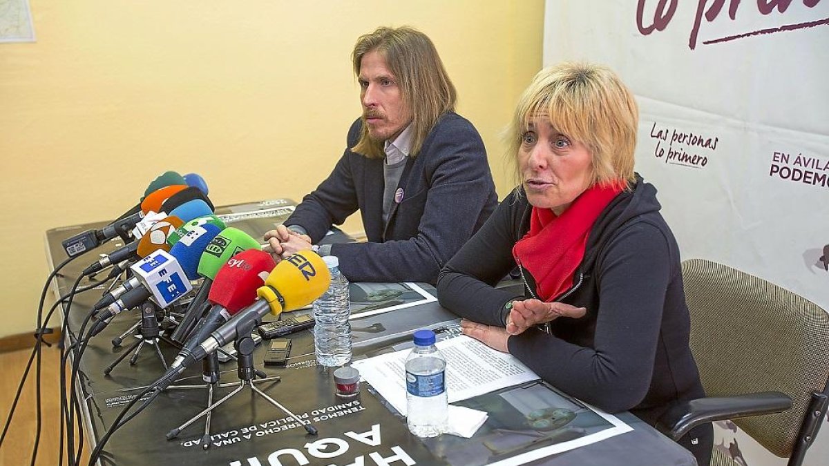 Pablo Fernández comparece ante los medios junato a Pilar Baeza, ayer en Ávila.-ICAL