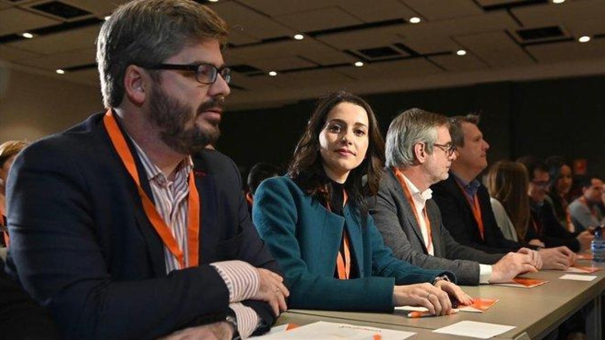 Inés Arrimadas, entre Fran Hervías (izquierda en la foto) y José Manuel Villegas, esta mañana en el consejo general de Ciudadanos, en Madrid.-EFE