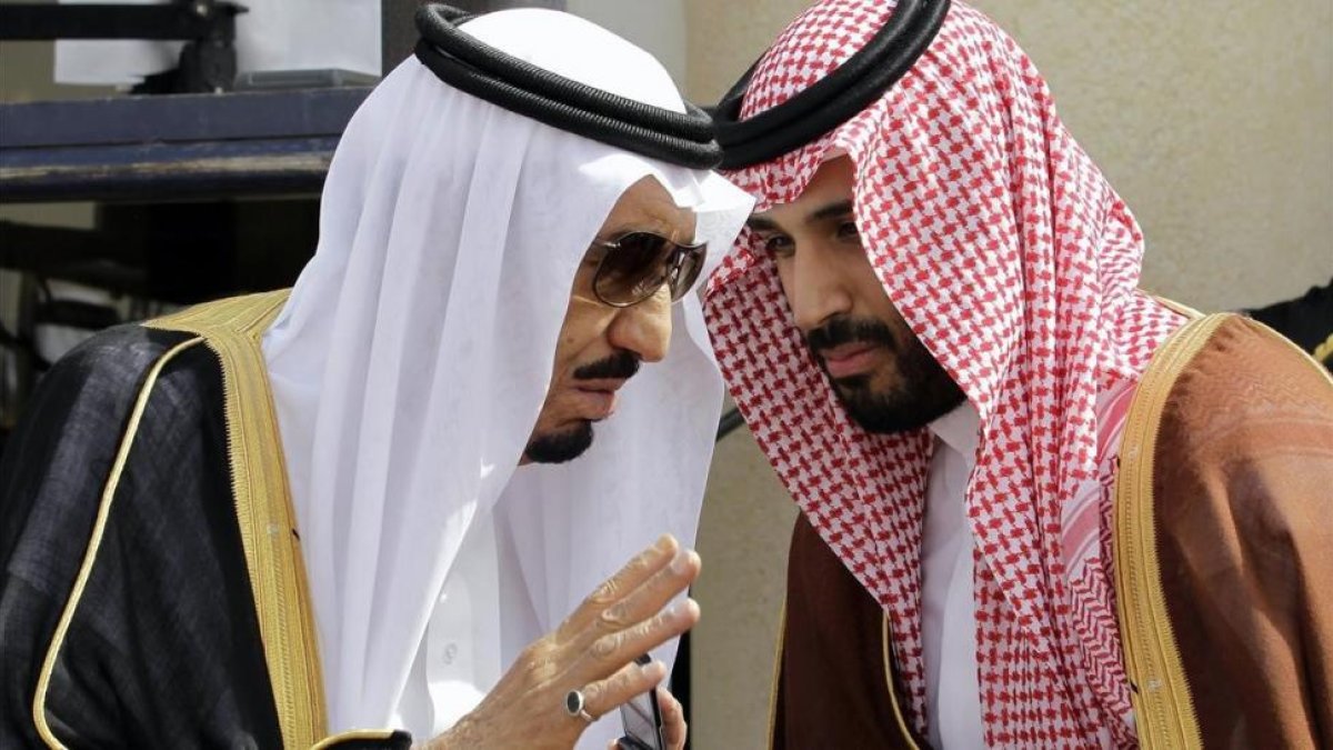 El rey Salman bin Abdulaziz con su hijo, el príncipe heredero, Mohammad bin Salman en Riad-HASSAN AMMAR (AP)