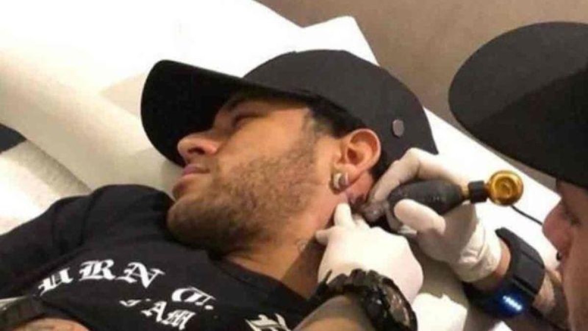 Neymar tauandose en París.-INSTAGRAM