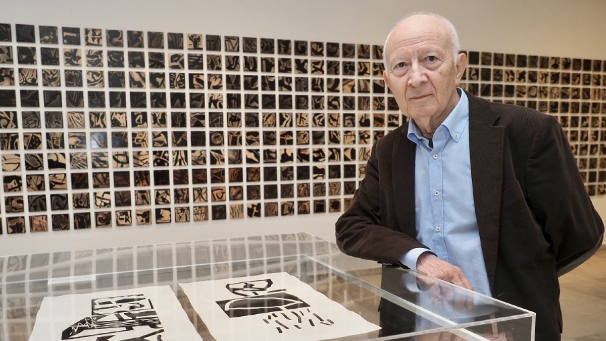José Noriega junto a su poética de palo. | PHOTOGENIC