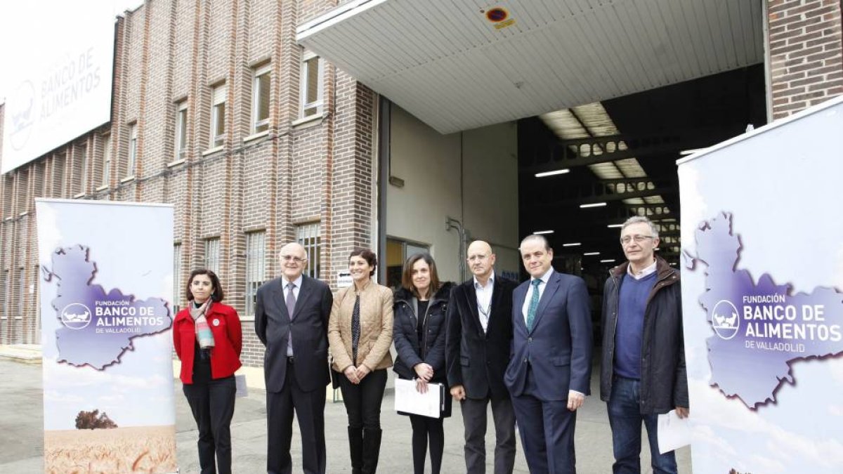 La directora del Centro de Carrefour II, Almudena Villalba; la gerente de Relaciones Externas de Mercadona, Laura del Palacio; el presidente del Banco de Alimentos, Jesús Mediavilla; la atleta olímpica Mayte Martínez; el gerente manager de Makro, José Mar-Ical
