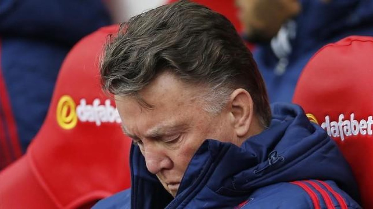 Van Gaal, hundido, durante el partido contra el Sunderland.-REUTERS / LEE SMITH
