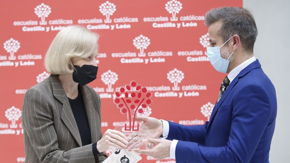 Escuelas Católicas Castilla y León entregan el premio especial a la Fundación ANAR.- ICAL