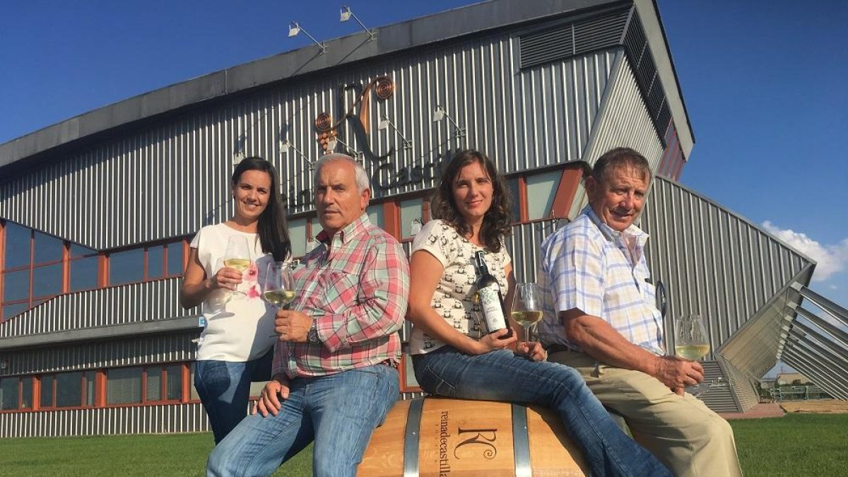 Pablo Jesús Escudero, Pte de la cooperativa, Francisco Lozano Cantalapiedra secretario, Paula Gómez, encargada de laboratorio  y la enóloga Ana Teson, directora técnica de Reina de Castilla en la fachada central de la bodega.-ARGICOMUNICACIÓN